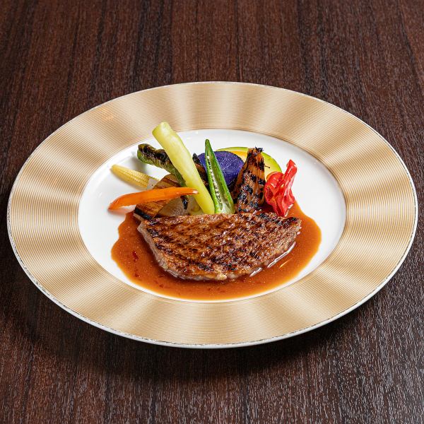 華やかな赤ワインソースとのハーモニー！「黒毛和牛サーロインステーキ」
