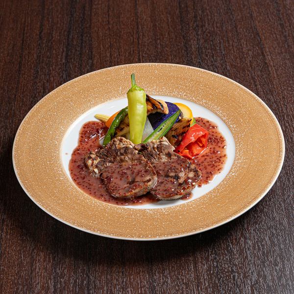 とろけるようなやわらかさ！じっくり煮込まれた「仔牛タンのやわらか赤ワインソース」