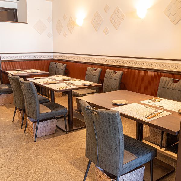 【テーブル席】 落ち着いた雰囲気のテーブル席で、ゆったり過ごせるカジュアル空間。デートや女子会、家族での食事、ビジネスランチまで幅広く対応。気軽に楽しめる心地よさが魅力です。