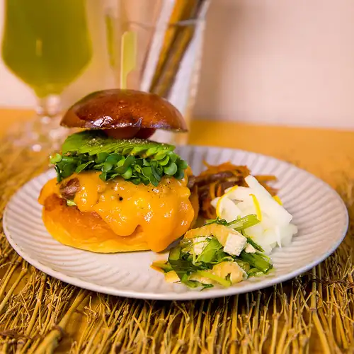肉々しいハンバーガーにヘルシーサラダ!バランス面も◎