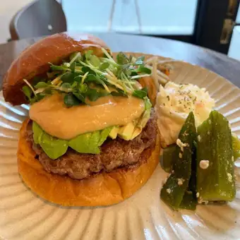 麹味噌アボカドカイワレチーズバーガー