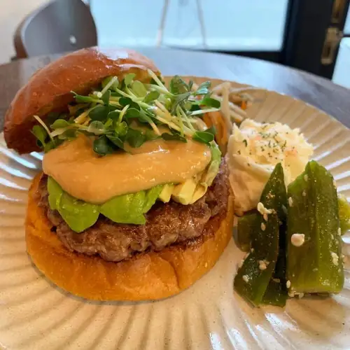 麹味噌アボカドカイワレチーズバーガー