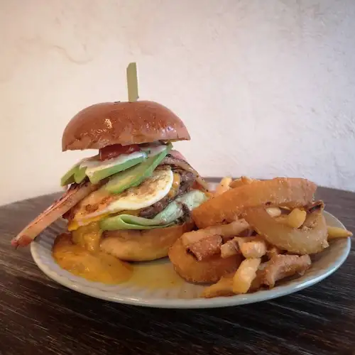 とにかく山盛りバーガー
