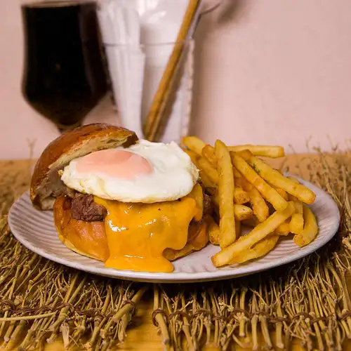 ステーキ肉を職人がハンドチョップ!大人気の肉々しさMAXの超粗挽きステーキ100%バーガー!