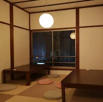 お子様連れ・ママ会・宴会に大人気の座敷席！最大10名様までの宴会やパーティにぴったりな座敷席です！柔らかく汚れにくい畳席なので、お子様が寝てしまっても安心してご利用いただけます！