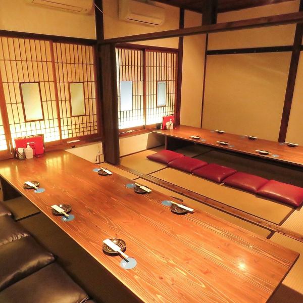The tatami room has a quaint table and cushions.A relaxing and relaxing space.A banquet for up to 25 people is possible.