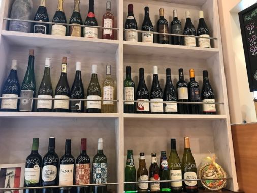 There is no wine list! You can freely choose your favorite from the Makikore wines lined up on the shelves.