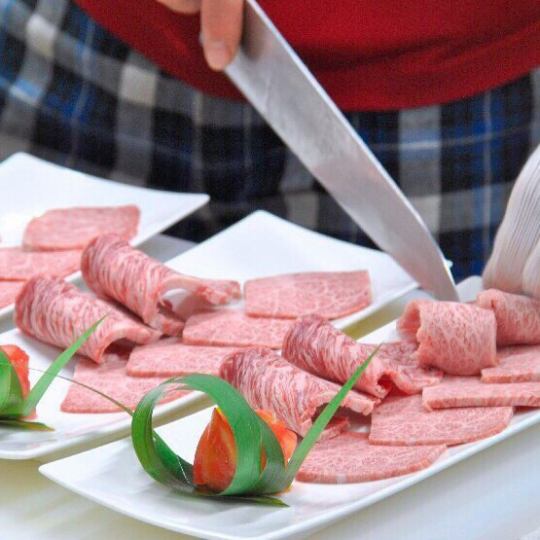 冷凍しない生肉を使用、その日に仕入れた新鮮な厳選肉をお店でカット