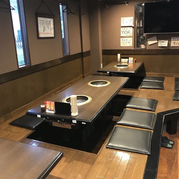 [Tables that seat 6 people x 3 tables] Families with children and elderly people are welcome to come as well.All seats are tatami rooms with sunken kotatsu, so you can relax.Most of the tables are connected, so it's okay even if the number of people suddenly increases.