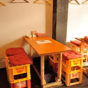 餐桌座位：2张桌子，每张桌子可容纳4人。