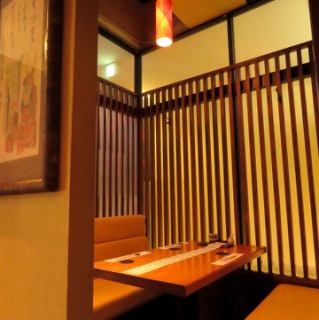 個室風のテーブル席。ちょっとした集まりに