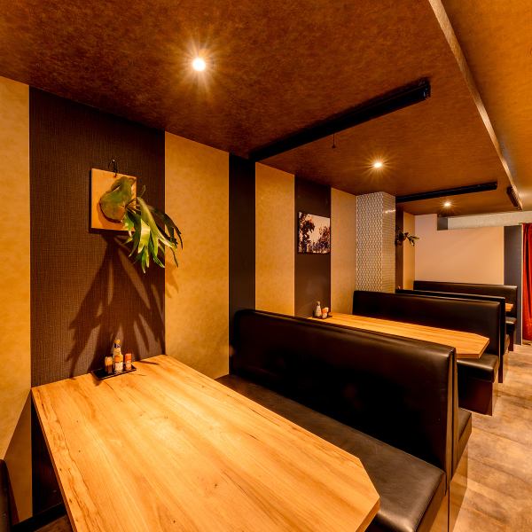 【昼は静寂、夜は活気。二つの表情を持つお店】昼間は落ち着いた雰囲気の中、ゆったりと食事を楽しめる穏やかな空間。夜になると一転、賑わいと活気に満ちた店内へと変わり、華やかな時間を演出します。シーンに合わせて表情を変える心地よい空間で、特別な味わいとともに、大切なひとときをお過ごしください。