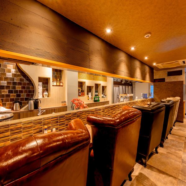 【カウンターも完備しています♪】広々としたゆったりくつろげるカウンター席を8席ご用意。1名様・2名様でも気兼ねなく利用でき、落ち着いて過ごしたい方にも最適です。お一人でのご来店も多く、料理を楽しみながらリラックスできる心地よい空間。シーンを選ばず、思い思いの時間をお過ごしください。