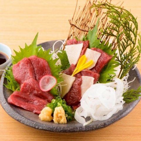 [Gem that goes well with sake and shochu] "Kumamoto specialty! Assorted horse sashimi" using horse sashimi directly from Kumamoto's production area 1529 yen