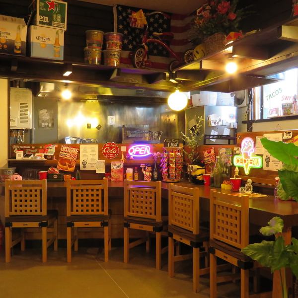 当店では、カウンター席を5席ご用意しています。魅力的な店内の雰囲気は、壁一面に貼られたポスターが印象的です♪アートを眺めながら、ゆったりとした時間をお楽しみいただけます！カウンター席は、おひとり様や友人との会話を楽しむのにぴったり。ぜひCafe&bar L&Aにて特別なひとときをお過ごしください★