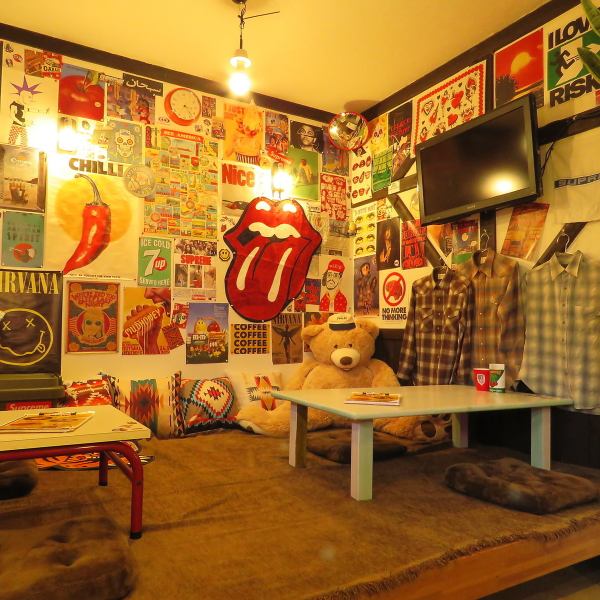 当店にはテーブル席をご用意しており、最大8名様までご利用いただけます。アメリカンテイストの懐かしさと新しさを感じる店内は、デートや女子会、二次会に最適な雰囲気です♪みんなでワイワイ楽しむのにぴったりのスペースで、素敵な思い出を作りましょう★スタッフ一同、皆様のご来店をお待ちしております！