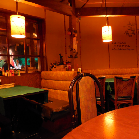 店内にはゆったりくつろげるソファー席をご用意。座り心地もよく、長時間の利用でも快適にお過ごしいただけます。会話がしやすく、女子会やカップルでのご利用、また少人数の落ち着いた宴会にもぴったり。リラックスした雰囲気の中で、料理とお酒をゆっくり楽しめます。