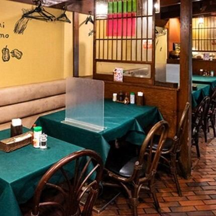 ほんのり暗めの照明に、昭和を思わせるレトロな内装が心地よい落ち着きを演出。どこか懐かしさを感じる空間は、デートやおひとり様の食事にもぴったりです。派手すぎず、静かに時間が流れるような空気感の中で、おいしい洋食やスイーツとともに、穏やかなひとときをお楽しみいただけます。
