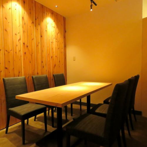 <p>純和風の完全個室。最大宴会12名様までOK！会社のご接待や歓送迎会などのご利用にはもちろん、各種ご宴席にも最適！ご家族でのお食事や、ご友人とのお集まりにもおすすめ！歓迎会・送別会合・法事など様々なシーンにご活用ください</p>