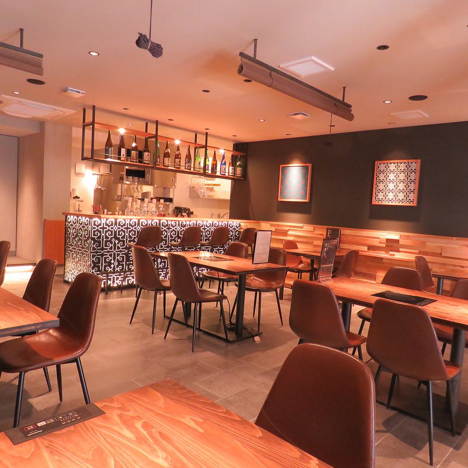 The interior of the restaurant has a modern Japanese atmosphere and is clean and calm.