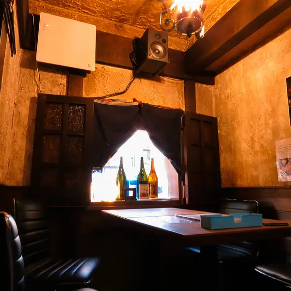 グループでの日本酒宴会はテーブル席へ！店内は落ち着いた大人の雰囲気でデート利用にもおすすめ！お店貸切で日本酒宴会もあり！ご宴会コースご利用時、店内貸切11名様以上OK！