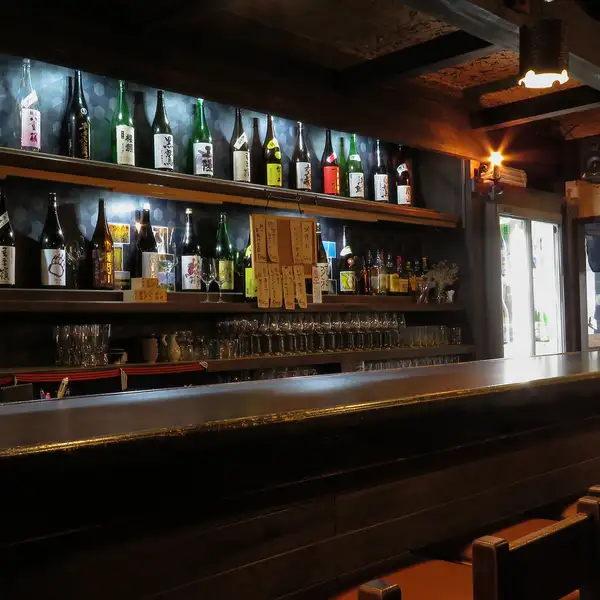 お一人様やしっぽり日本酒を楽しみたい方はカウンターもおすすめ！店内は落ち着いた大人の雰囲気でデート利用にも◎！お店貸切で日本酒宴会もあり！ご宴会コースご利用時、店内貸切11名様以上からOK!