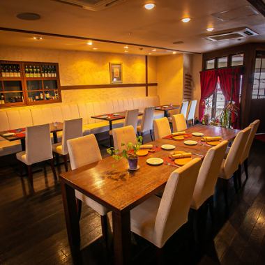 【記念日・誕生日に…】木のテーブルなどが並ぶ暖かみがあり落ち着いた店内でお料理やお酒をしっとり楽しめるような空間をご用意しております。記念日やお誕生日でのご利用におすすめです。お洒落なテーブル席で味はもちろん見た目も素敵なお料理をお楽しみくださいませ。メッセージプレートのサプライズも承っております。