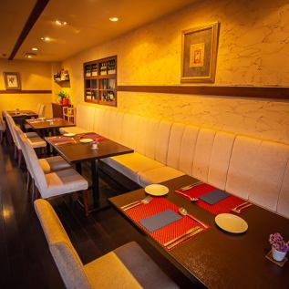 ゆったりとお食事やお酒をご堪能できるお席をご用意しております。記念日での利用や女子会などの利用もおすすめです。仲の良い方々で素敵なフレンチのコースはいかがですか？