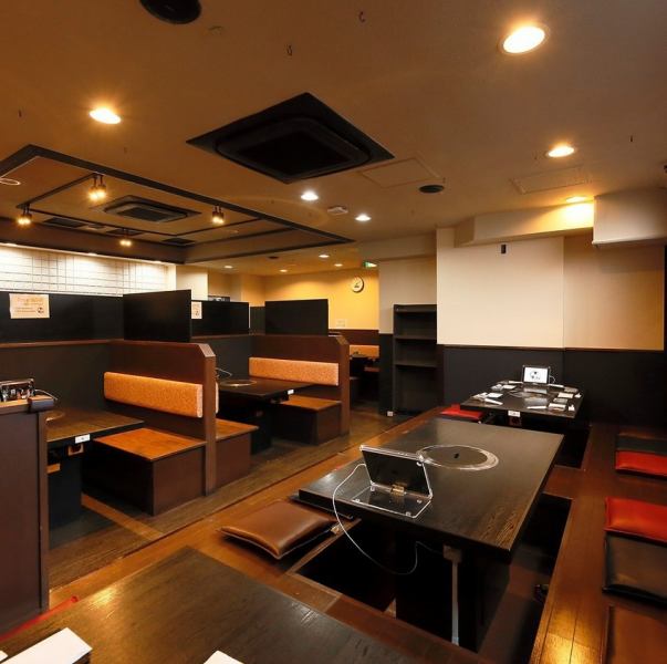 隠れ家風の店内では駅チカとは思えないほど落ち着いた雰囲気♪お席もゆったり広めなのでファミリーや各種ご宴会など様々なシーンでご利用いただけます☆大人数でご利用の場合はご相談いただけますと幸いです！
