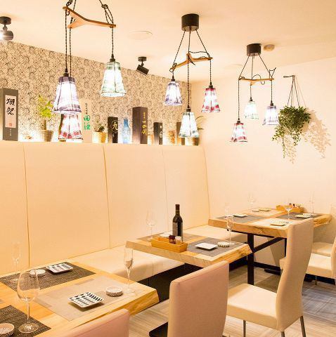 A cozy space with a stylish interior that catches the eye with colorful lights ♪