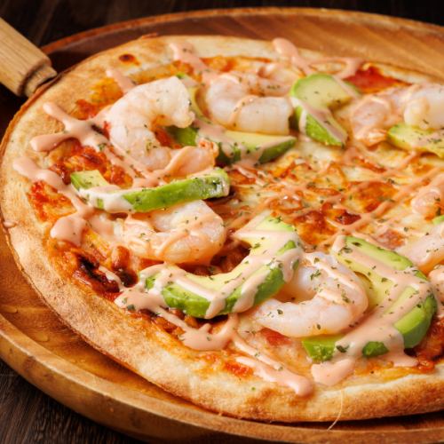 海老とアボカドのピザ