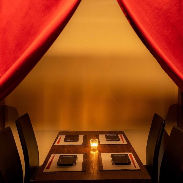 テーブル席は2名様～最大50名様まで◎カーテンで仕切られた少人数向け個室もございます。一目を気にせず食事を楽しみたい方におすすめのお席です。また、オープンフロアのため、プライベート利用から中規模宴会まで、一つの空間で様々なスタイルのご宴会利用にも対応しております。