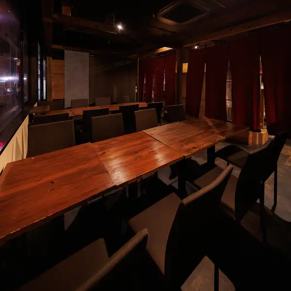 最大16名様でご利用いただけるテーブル個室。カーテンで仕切りをして8名様で半個室としてもご利用いただけます。
