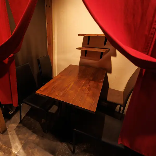テーブル席は2名様~最大50名様まで◎カーテンで仕切られた少人数向け個室もございます。一目を気にせず食事を楽しみたい方におすすめのお席です。また、オープンフロアのため、プライベート利用から中規模宴会まで、一つの空間で様々なスタイルのご宴会利用にも対応しております。