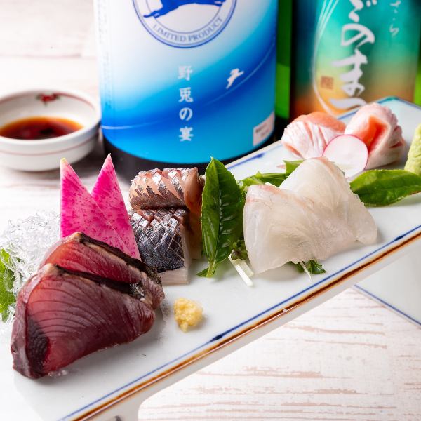 【市場直送の旬の海の幸を堪能できる、お酒に良く合う逸品】おまかせお造り3種盛り(2切れずつ)1300円(税込)