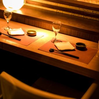 【1名様～2名様向け】1名様でのちょい飲みや恋人とデートでのご利用も大歓迎です！横並びの席で会話も弾むはず…！その他、様々な利用シーンでご活用可能です！海浜幕張駅周辺で飲み屋をお探しの際は、ふらっと気軽にご来店ください♪皆さまのご来店を心よりお待ちしております。
