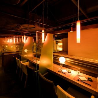 【大小さまざまなお席をご用意】店内は温かみのある明かりで雰囲気抜群です♪気の合うお友達との飲み会や、女子会などにぜひご利用ください。お席は人数に合わせてご用意できます。お気軽にご相談ください！新鮮な海の幸と肉料理を味わいながら、ゆったりとおくつろぎください。