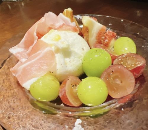 Extremely Popular ☆Raw Mozzarella, Autumn Fruits, and Uncured Ham 2,200 yen (tax included)