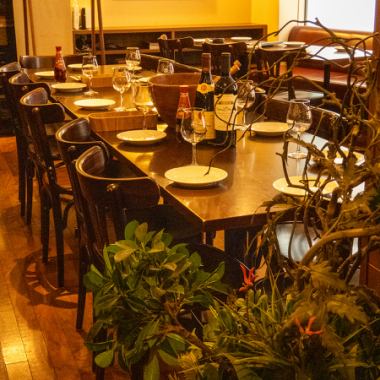 The restaurant has a relaxed atmosphere. We have nine tables for four people, perfect for small girls' get-togethers or celebrations.