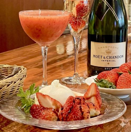 新鲜马苏里拉奶酪和草莓