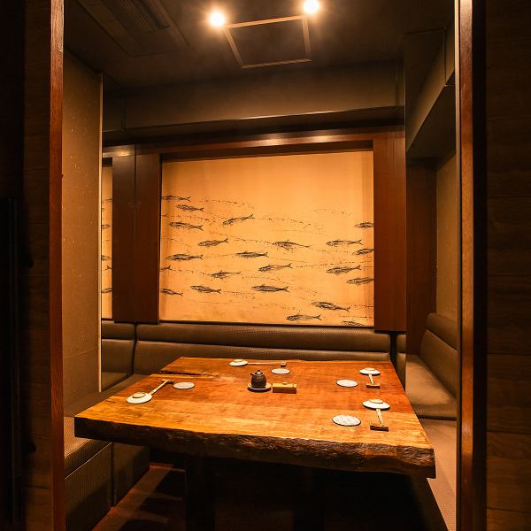完全個室のお席は、4～6名での利用が可能で、接待や会食、家族との特別なひとときまで幅広く活用できます。周囲を気にせずプライベートな時間を過ごせるため、大切な人との会話も弾みます。落ち着きある空間と丁寧な設えが、シーンに合わせた心地よいひとときを演出いたします。