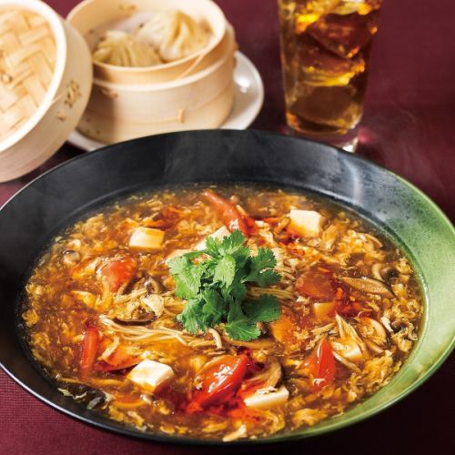 You can choose from two types of hot and sour soup noodles (Sanrattanmen), which we are proud of, in black vinegar and soy sauce!