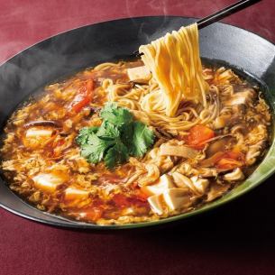 クセになる 黒酢風味のサンラー湯麺