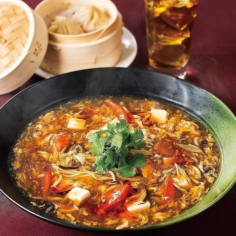 当店自慢の「黒酢風味の癖になるサンラー湯麺」を召し上がれ♪