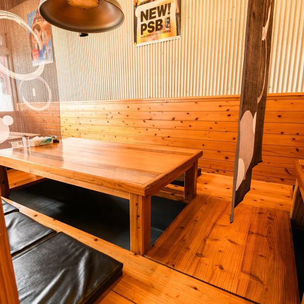 【足元ゆったりくつろぎ空間】部署の飲み会やご友人との食事会に人気のお席を完備。足を伸ばしてリラックスしながらアツアツの焼肉を堪能できます。中規模のご宴会にも柔軟に対応いたします！お気軽にご相談を♪