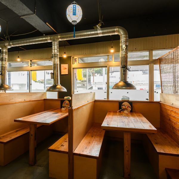 【少人数宴会やサク飲みにも◎】アットホームな雰囲気が魅力の焼肉居酒屋。仕事帰りの一杯や友人との飲み会など、少人数でのご利用も大歓迎！ワイワイ楽しくお肉を焼いて、最高のひとときをお過ごしください♪