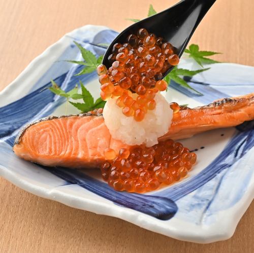 銀鮭の旨みといくらの塩味が融合する贅沢ぶっかけおろし