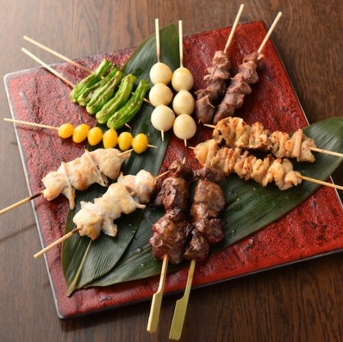 部位ごとの旨みを楽しめる焼き鳥盛り合わせ