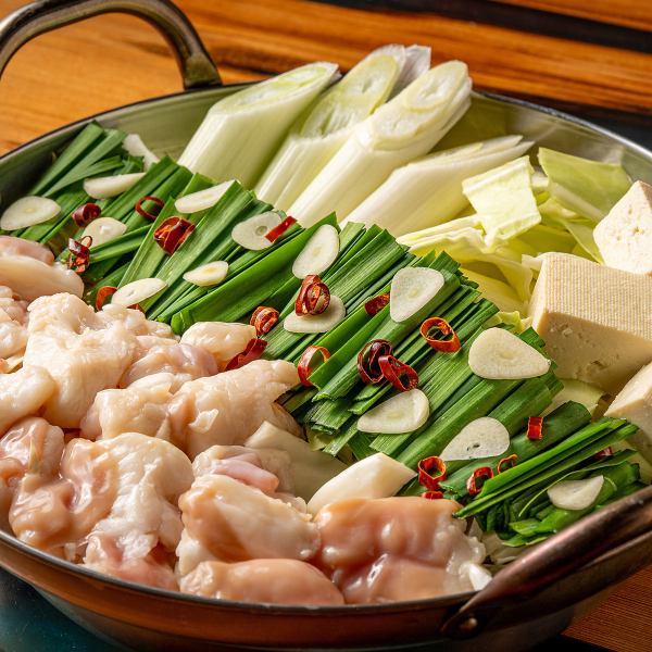 ぷりぷり食感の牛もつと旨味たっぷりスープが自慢。博多名物もつ鍋を味わう当店人気の逸品