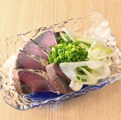 Seared bonito covered with green onions